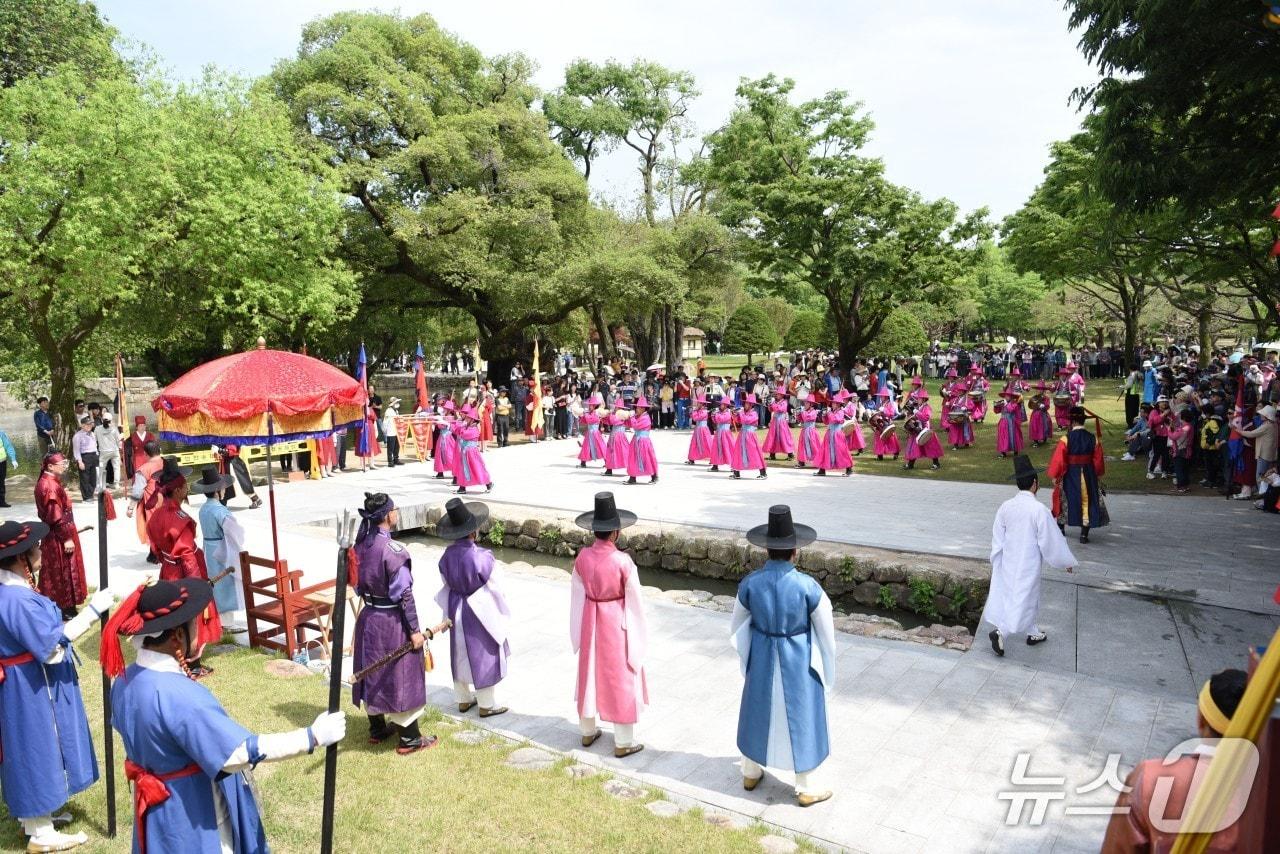 본문 이미지 - 전북 남원시가 설 명절 연휴 기간인 16~17일 광한루원 및 남원예촌 일대에서 '신관사또 부임행차' 특별 공연을 선보인다.(남원시 제공. 재판매 및 DB금지)/뉴스1 