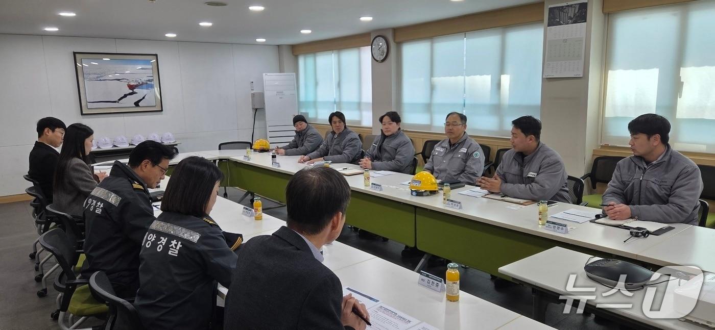 본문 이미지 - 지난 11일 열린 부산해경-HJ중공업 방제협력회의 모습 (부산해경 제공. 재판매 및 DB금지)