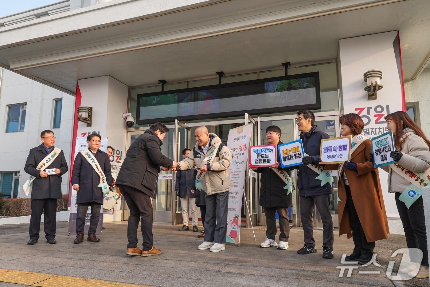 본문 이미지 - 출근길 인사 캠페인.(강원도 제공. 재판매 및 DB금지)/뉴스1
