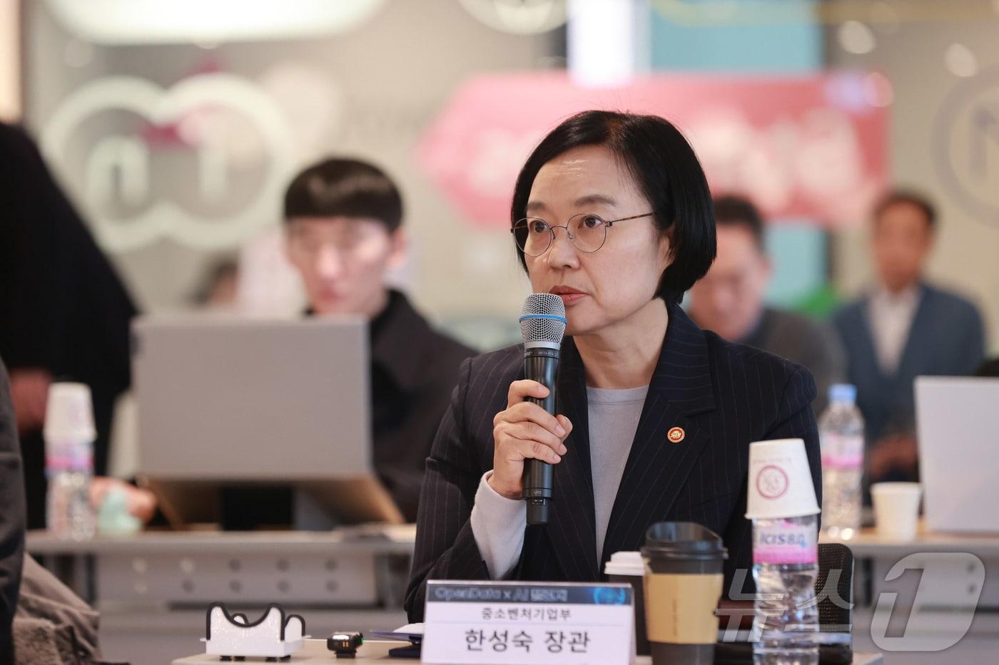 본문 이미지 - 한성숙 중소벤처기업부 장관이 12일 서울 강남구 글로벌스타트업센터에서 열린 ‘OpenData X AI 챌린지 스타트업 간담회’에서 인사말을 하고 있다. (중소벤처기업부 제공. 재판매 및 DB 금지) 2026.2.12 ⓒ 뉴스1