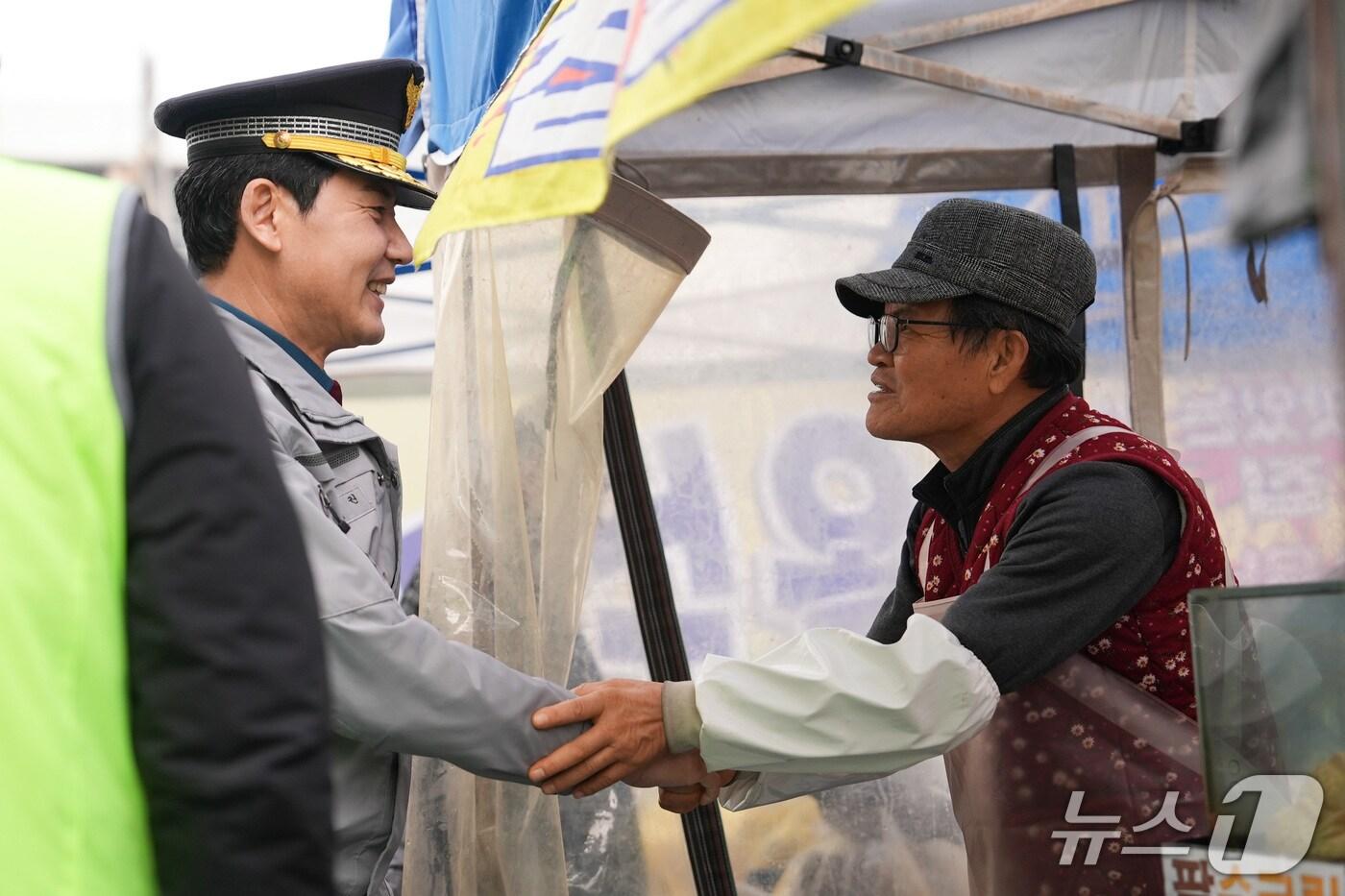 본문 이미지 -  김동권 경기북부경찰청장이 12일 경기 양주시 덕정시장을 방문해 상인과 인사하고 있다.(경기북부경찰청 제공. 재판매 및 DB 금지)/뉴스1