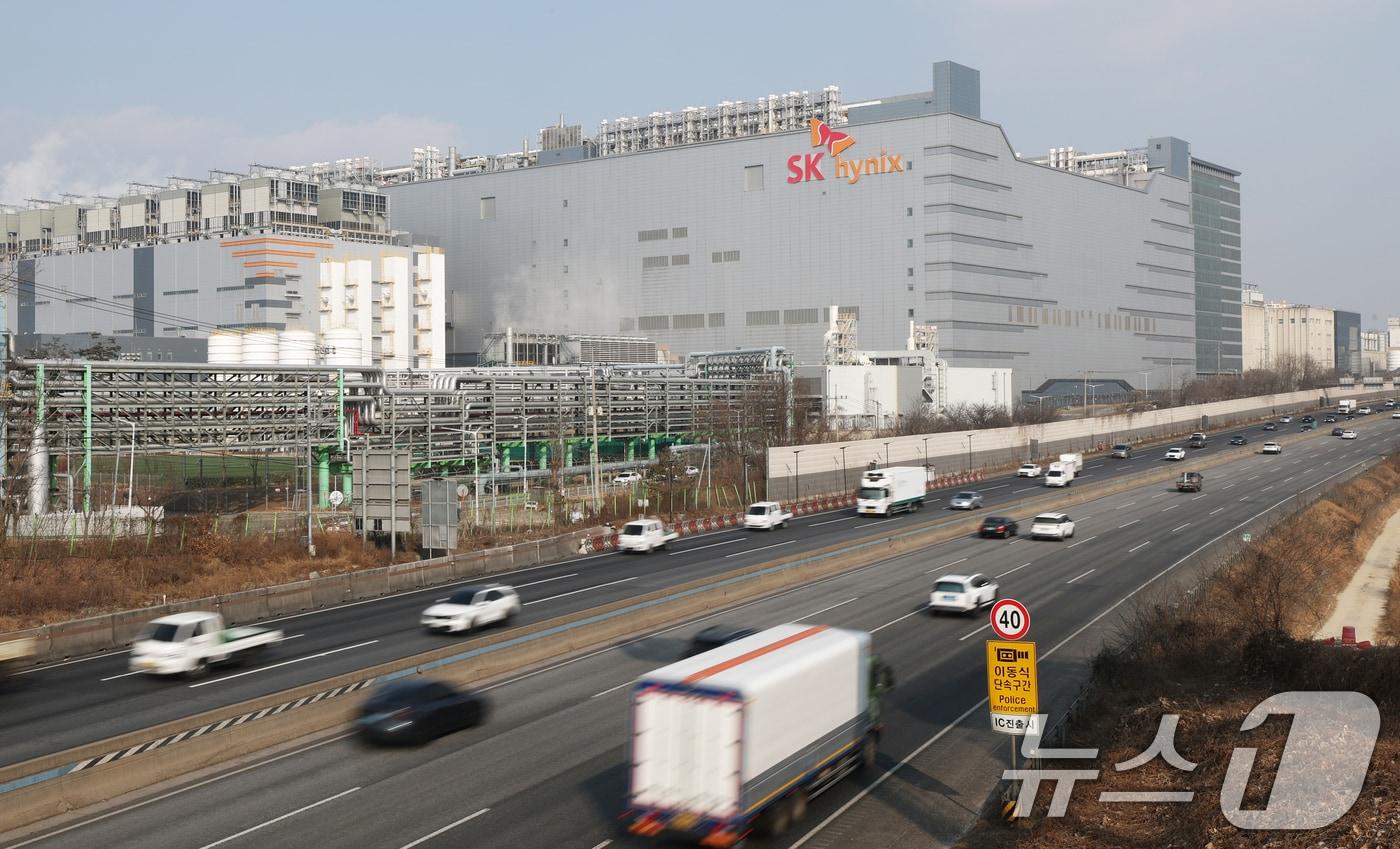 본문 이미지 - 사진은 이날 경기 이천시 SK하이닉스 본사의 모습. 2026.2.12 ⓒ 뉴스1 김영운 기자