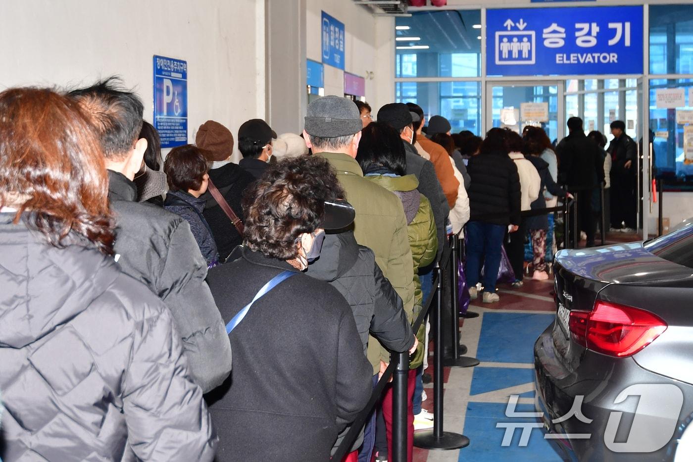 본문 이미지 - 경북 포항시 죽도시장에 마련된 온누리상품권 환급 행사장. ⓒ 뉴스1 최창호 기자