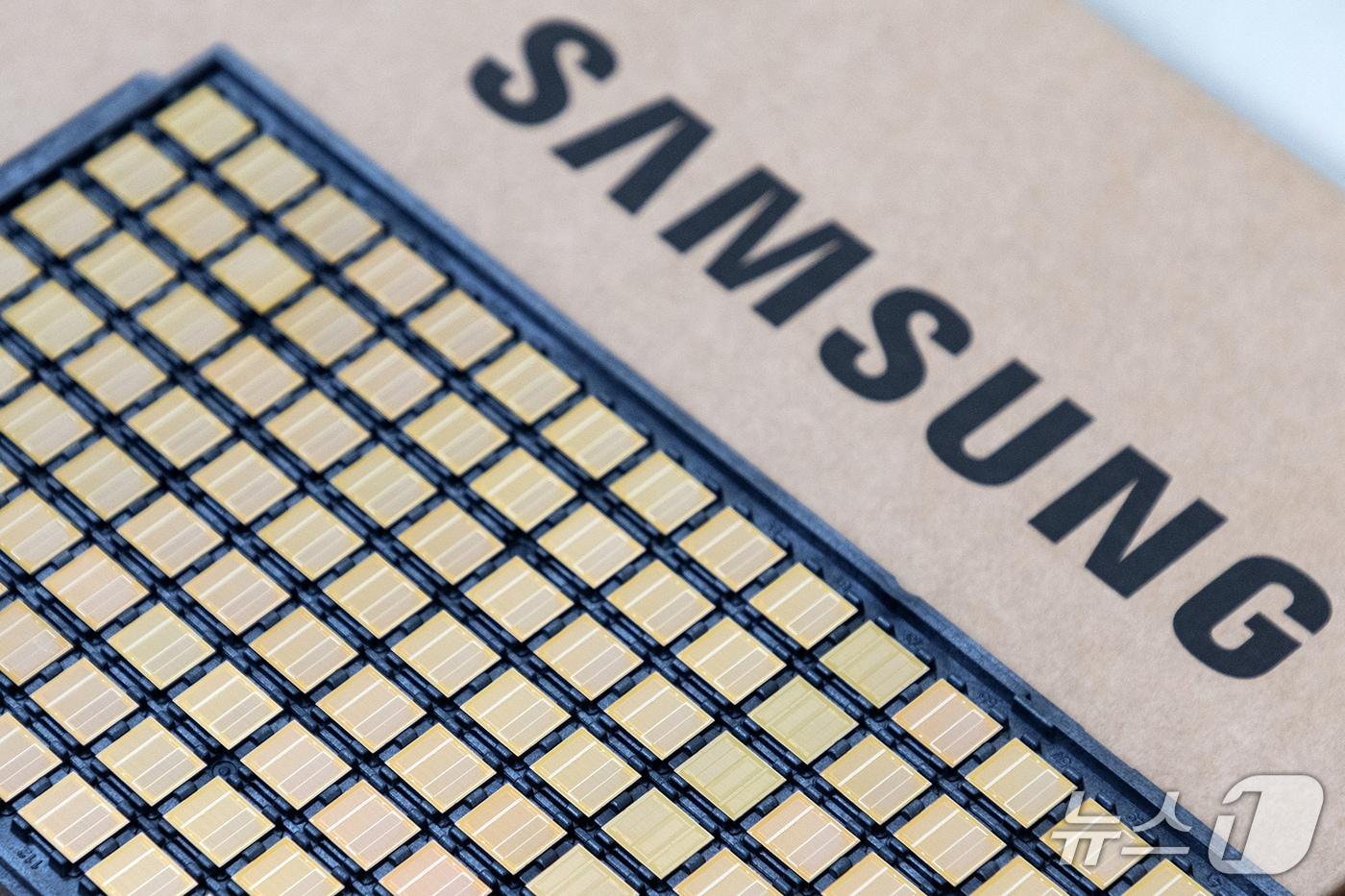 본문 이미지 - 삼성전자가 세계 최초로 양산 출하한 HBM4 사진(삼성전자 제공)