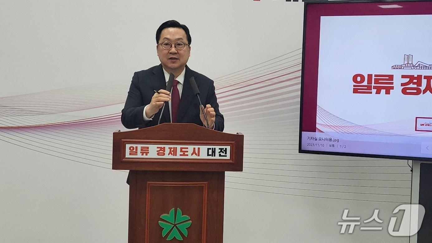 본문 이미지 - 이장우 대전시장이 12일 충남대전 행정통합과 관련해 기자회견을 하고 있다. 박종명 기자 / 뉴스1