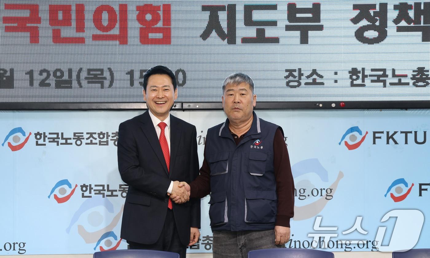 본문 이미지 - 장동혁 국민의힘 대표가 12일 오후 서울 영등포구 한국노총 대회의실에서 열린 '국민의힘-한국노총 정책간담회'에서 김동명 한국노총 위원장과 기념촬영을 하고 있다. 2026.2.12 ⓒ 뉴스1 오대일 기자