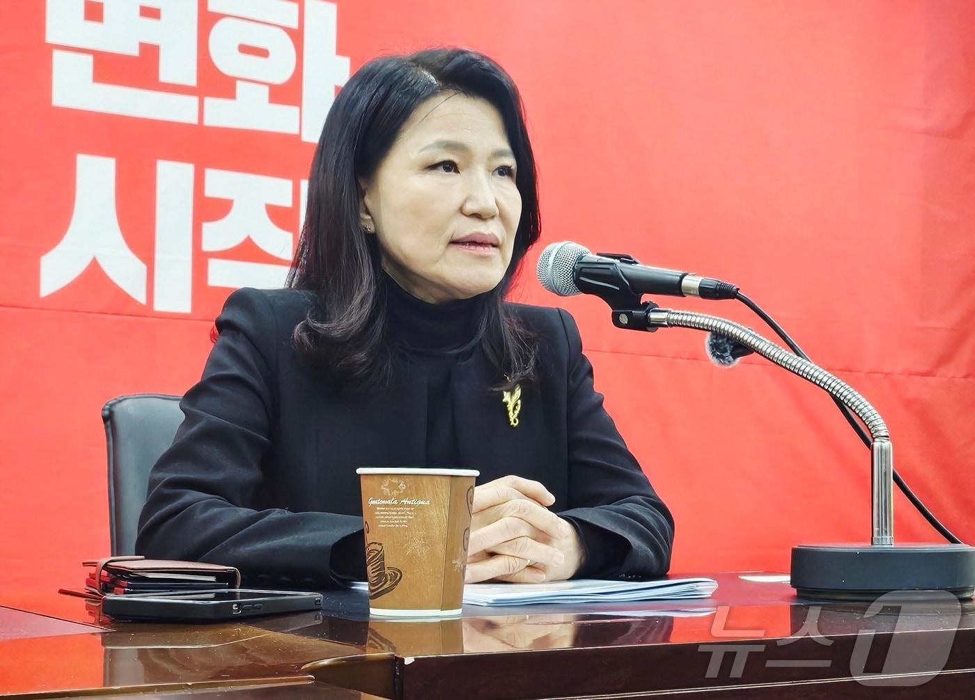 본문 이미지 - 6·3 지방선거 대구시장 출마를 선언한 이진숙 전 방송통신위원장이 12일 대구 수성구 국민의힘 대구시당에서 취재진과 만나 발언하고 있다. 2026.2.12 ⓒ 뉴스1 남승렬 기자