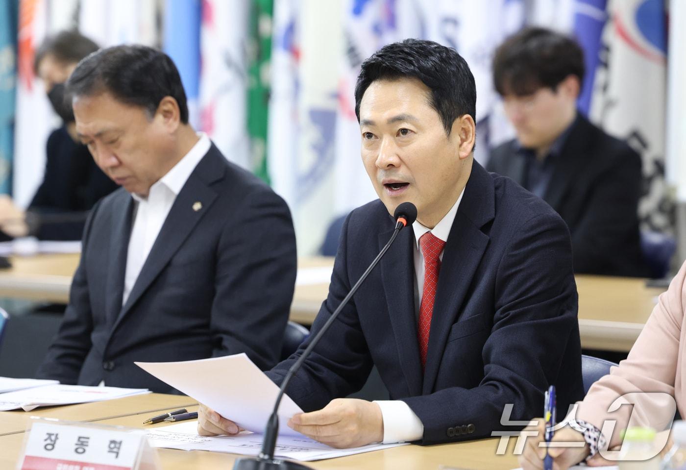 본문 이미지 - 장동혁 국민의힘 대표가 12일 오후 서울 영등포구 한국노총 대회의실에서 열린 '국민의힘-한국노총 정책간담회'에서 모두 발언을 하고 있다. 2026.2.12 ⓒ 뉴스1 오대일 기자