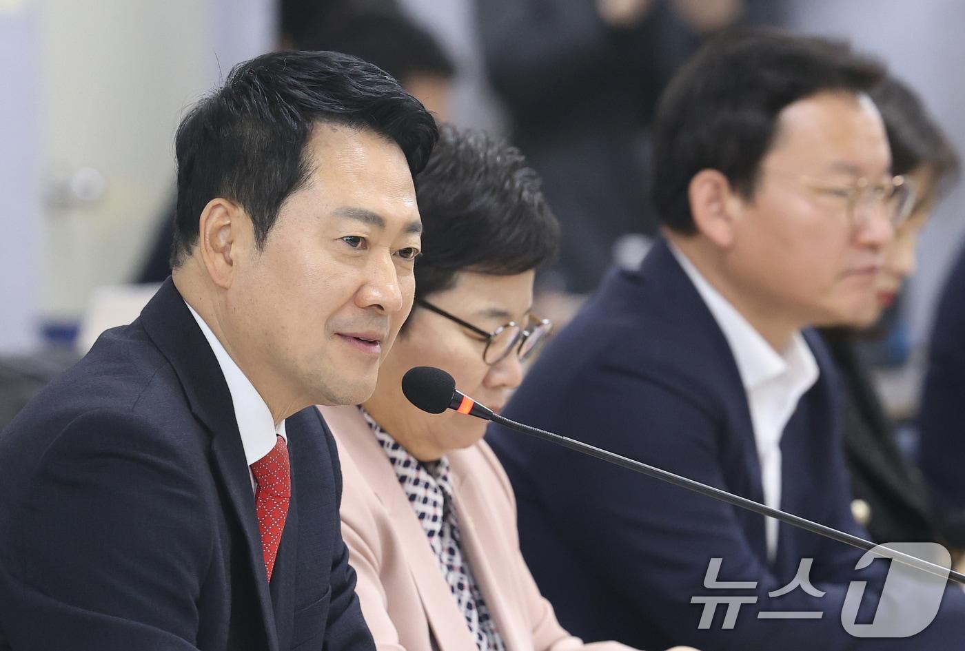 본문 이미지 - 장동혁 국민의힘 대표가 12일 오후 서울 영등포구 한국노총 대회의실에서 열린 '국민의힘-한국노총 정책간담회'에서 모두 발언을 하고 있다. 2026.2.12 ⓒ 뉴스1 오대일 기자