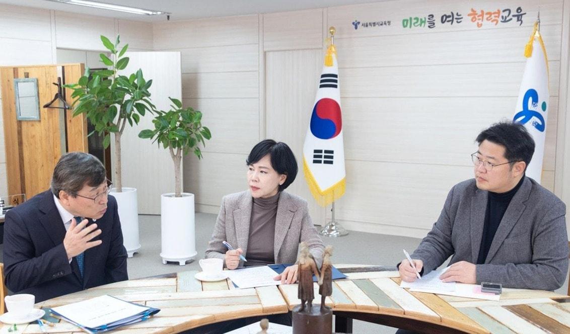 본문 이미지 - 전현희 더불어민주당 의원(가운데)이 12일 서울시교육청에서 정근식 서울시교육감(맨 왼쪽)과 만나 성동구 명문고 설립 관련 협의를 하고 있다. (전현의 의원실 제공)
