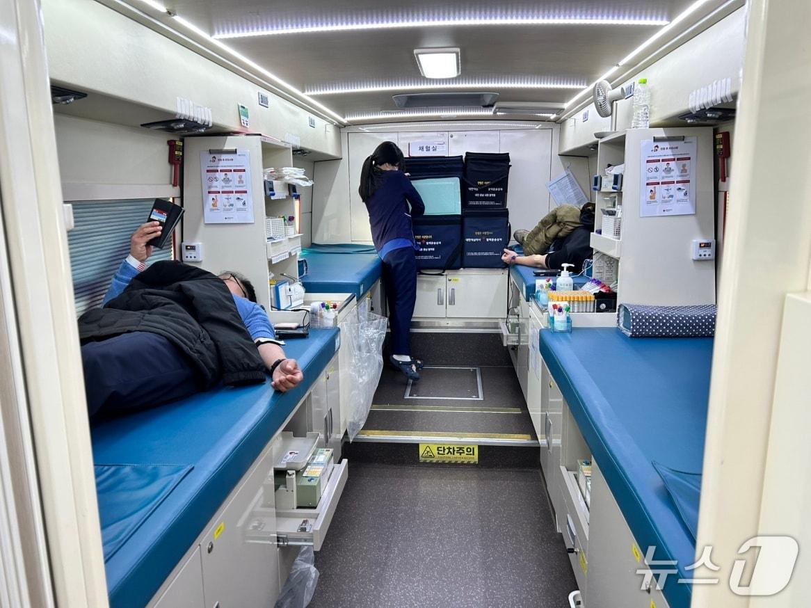 본문 이미지 -  충남교육청 직원들이 헌혈버스에서 헌혈에 참여하고 있다. (충남교육청 제공, 재판매 및 DB금지) / 뉴스1