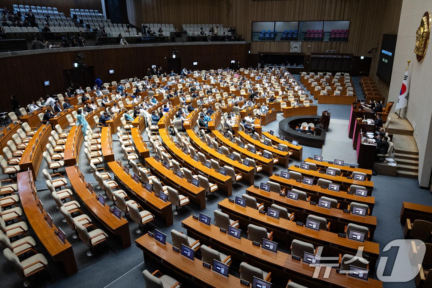 본문 이미지 - 12일 서울 여의도 국회에서 열린 제432회 국회(임시회) 제7차 본회의에서 국민의힘 의원들이 불참, 의원석이 비어 있다. 2026.2.12 ⓒ 뉴스1 유승관 기자
