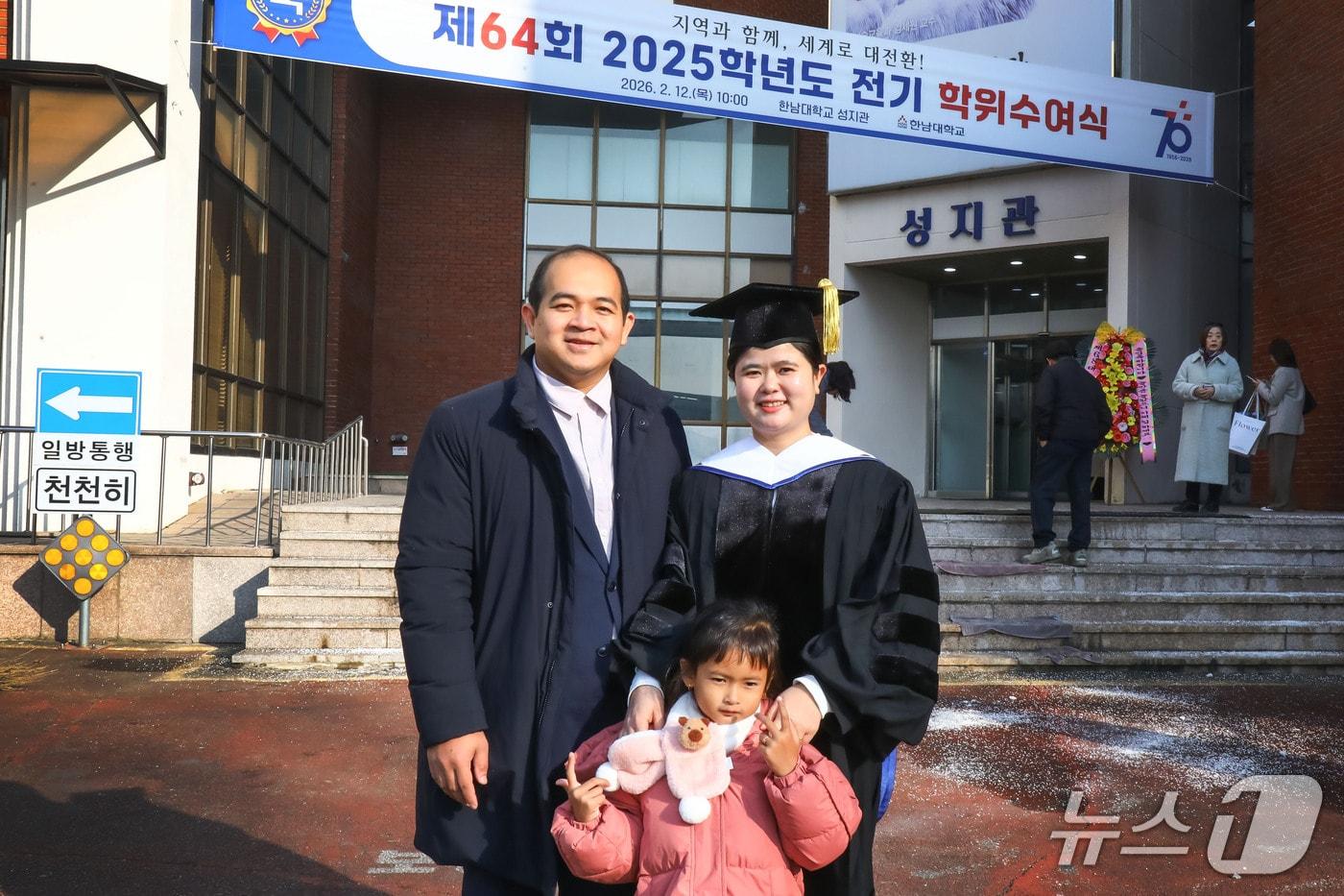 본문 이미지 -  캄보디아에서 엄마의 졸업식을 위해 참석한 딸아이와 꽁시는 박사 부부.(한남대 제공.재판매 및 DB금지)/뉴스1