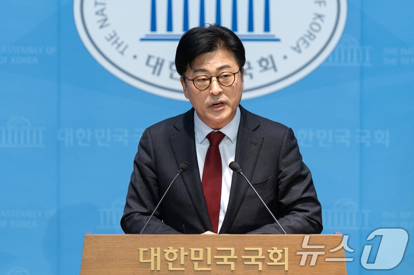 본문 이미지 - 김종혁 전 국민의힘 최고위원이 12일 서울 여의도 국회 소통관에서 당 중앙윤리위원회 규탄 기자회견을 하고 있다. 2026.2.12 ⓒ 뉴스1 이승배 기자