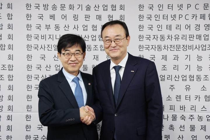 본문 이미지 - 인태연 소상공인시장진흥공단 이사장과 송치영 소상공인연합회 회장(소상공인연합회 제공)