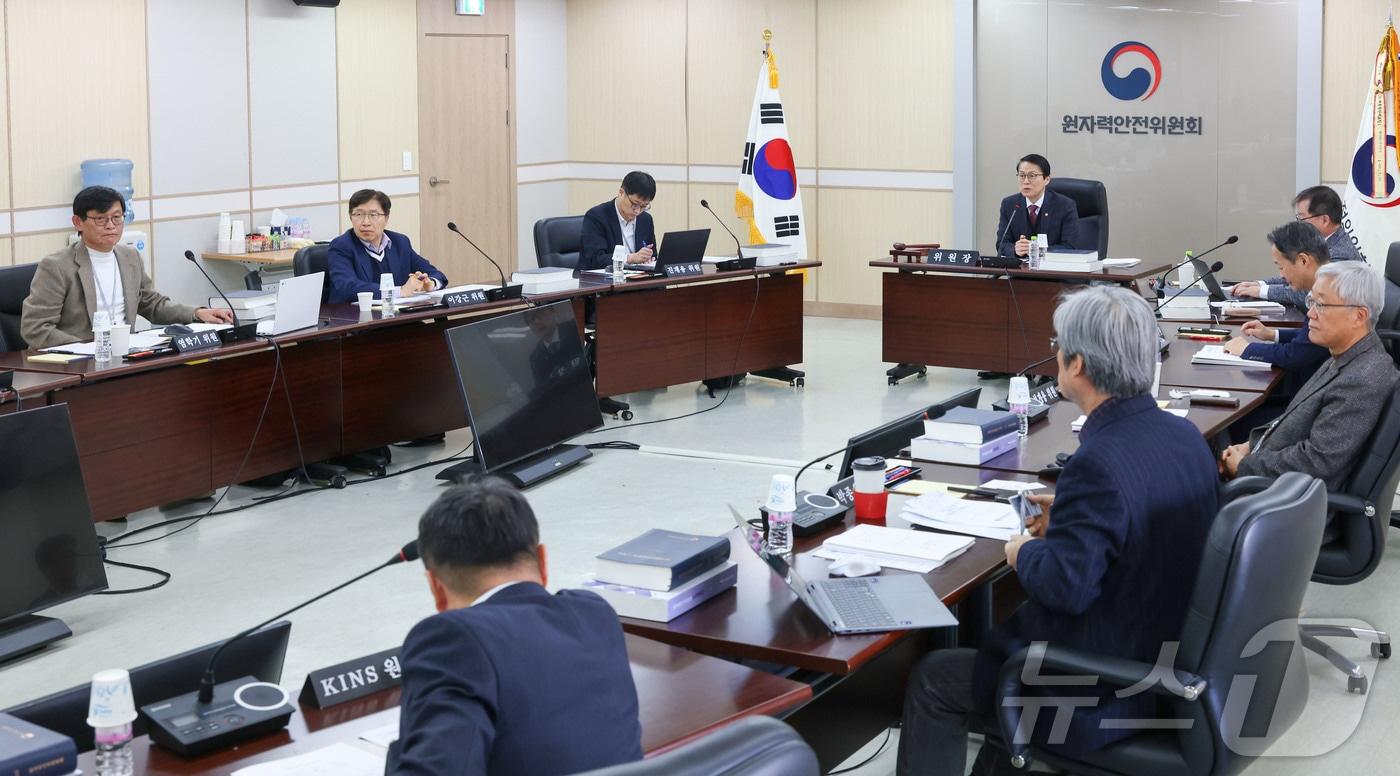 본문 이미지 - 최원호 원자력안전위원회 위원장이 12일 서울 중구 원자력안전위원회 대회의실에서 열린 제2026-2회 원자력안전위원회 회의에서 위원들과 안건을 논의하고 있다. 2026.02.12(원안위 제공) ⓒ 뉴스1 김민수 기자