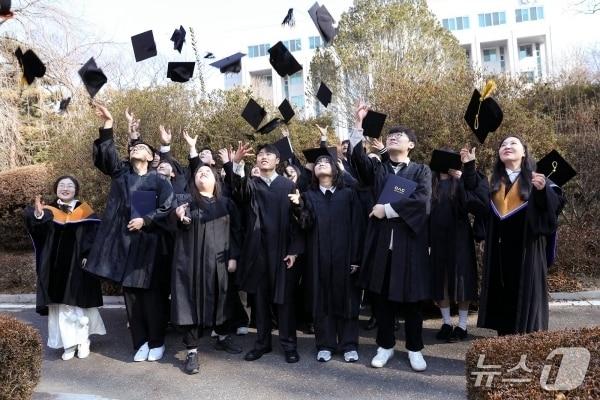 본문 이미지 - 학위수여식 행사 후 학사모 던지는 학생들.(우송대 제공.재판매 및 DB금지)/뉴스1