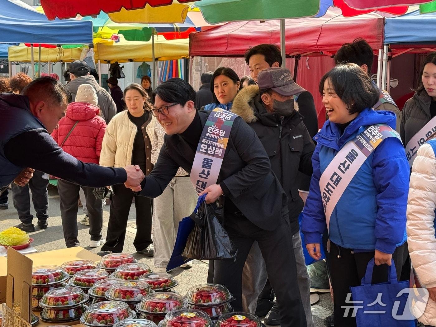 본문 이미지 - 오상택 더불어민주당 울산시당 지방선거기획단장과 중구지역위원회 당직자들이 지난 11일 중구지역 전통시장을 찾아 명절 인사를 하고 있다.(민주당 울산시당 제공. 재판매 및 DB금지)/뉴스1