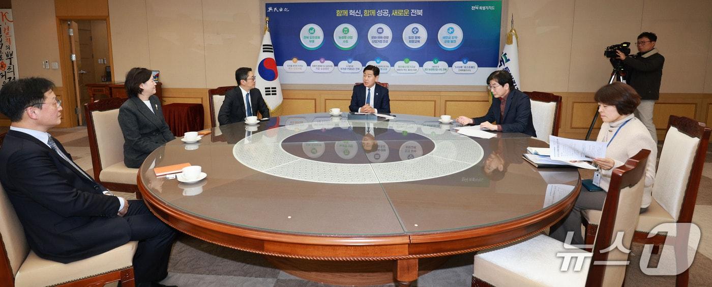 본문 이미지 - 12일 전북도청에서 김관영 도지사와 서봉균 뉴욕멜론은행 신임 한국대표, 전임 박현주 대표, 장철복 전주사무소장 등이 간담회를 갖고 있다.(전북도 제공. 재판매 및 DB금지)/뉴스1