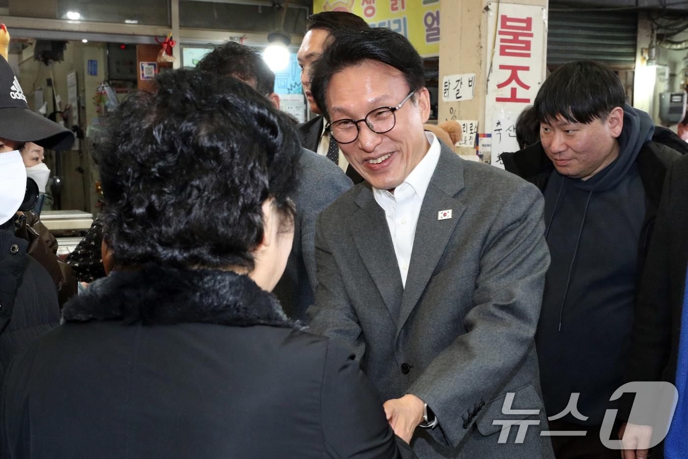 본문 이미지 - 김민석 국무총리가 지난 12일 오후 설 명절을 앞두고 충북 청주시 육거리종합시장을 방문해 시민들과 인사하고 있다. 2026.2.12 ⓒ 뉴스1 김용빈 기자