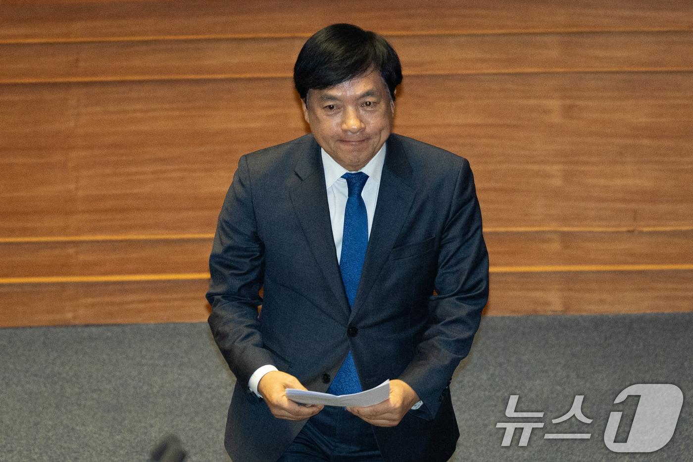 본문 이미지 - 이성윤 더불어민주당 의원이 12일 서울 여의도 국회에서 열린 제432회 국회(임시회) 제7차 본회의에서 법안 제안설명을 위해 발언대로 향하고 있다. 2026.2.12 ⓒ 뉴스1 유승관 기자