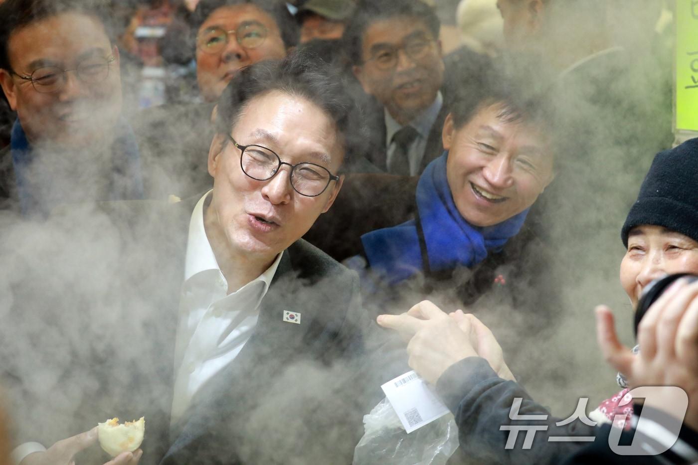 본문 이미지 - 김민석 국무총리가 지난 12일 오후 설 명절을 앞두고 찾은 충북 청주시 육거리종합시장에서 만두를 먹고 있다. 2026.2.12 ⓒ 뉴스1 김용빈 기자