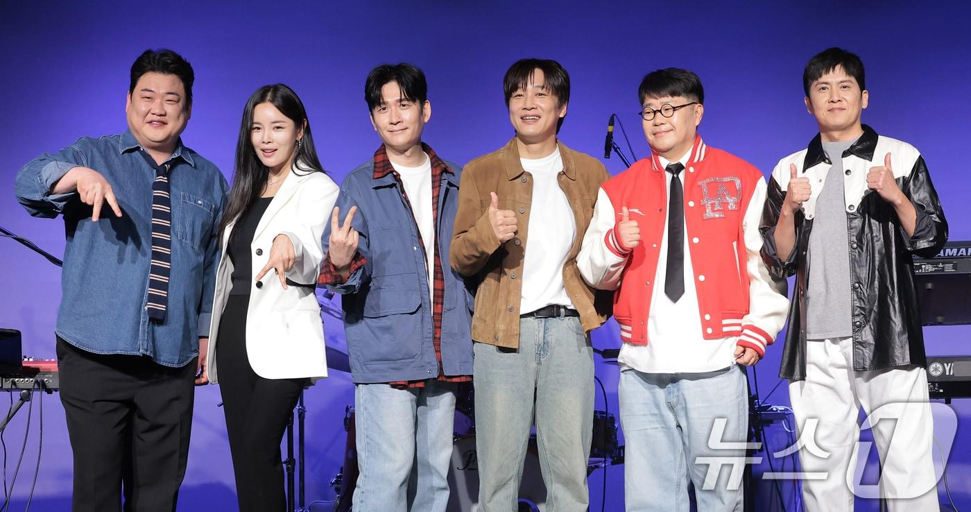 본문 이미지 - 아묻따밴드가 12일 오후 서울 종로구 SA홀에서 진행된 첫 번째 디지털 싱글 ‘알고 있잖아’ 발매 기념 쇼케이스에서 포즈를 취하고 있다. 아묻따밴드는 홍경민(베이스), 조영수(키보드), 차태현(객원 보컬), 전익혁(기타), 김준현(드럼), 조정민(피아노)이 장르의 경계를 넘나들며 좋은 음악을 선보이기 위해 결성한 밴드다. 2026.2.12 ⓒ 뉴스1 권현진 기자