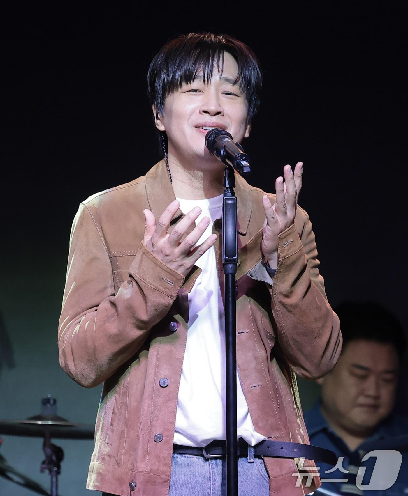 본문 이미지 - 아묻따밴드 차태현이 12일 오후 서울 종로구 SA홀에서 진행된 첫 번째 디지털 싱글 ‘알고 있잖아’ 발매 기념 쇼케이스에서 타이틀곡 ‘알고 있잖아’를 열창하고 있다. 아묻따밴드는 홍경민(베이스), 조영수(키보드), 차태현(객원 보컬), 전익혁(기타), 김준현(드럼), 조정민(피아노)이 장르의 경계를 넘나들며 좋은 음악을 선보이기 위해 결성한 밴드다. 2026.2.12 ⓒ 뉴스1 권현진 기자