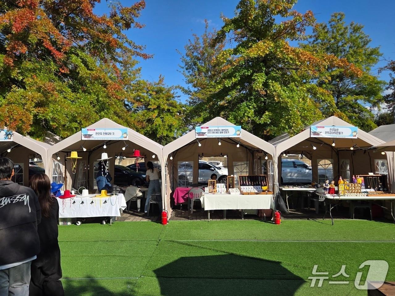 본문 이미지 - 김제시가 설 명절을 맞아 14일부터 18일 농특산물 직거래장터를 운영한다.(김제시 제공. 재판매 및 DB금지)