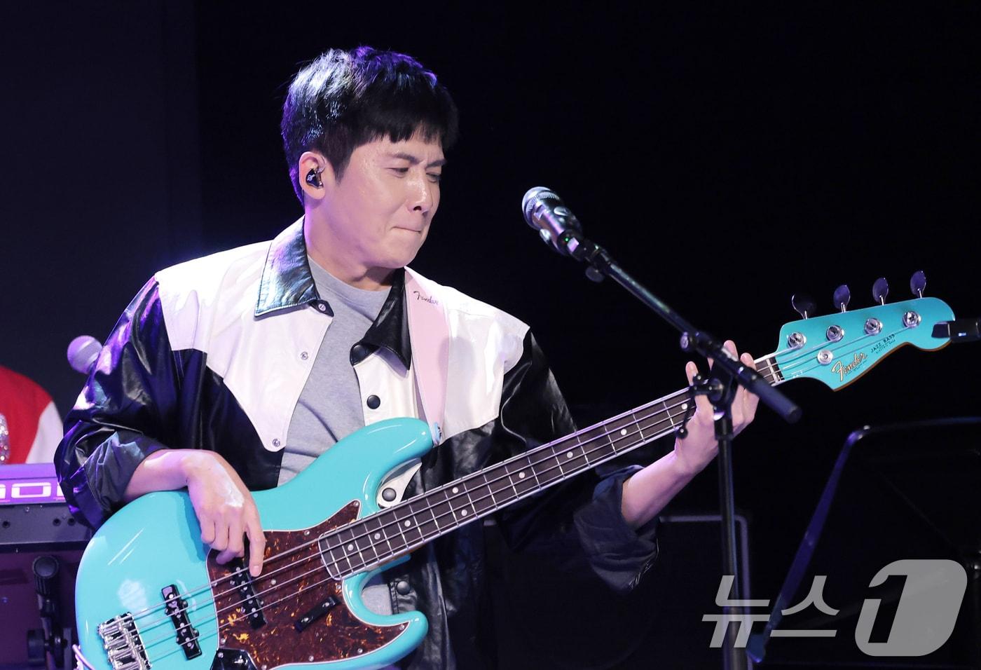 본문 이미지 - 아묻따밴드 홍경민이 12일 오후 서울 종로구 SA홀에서 진행된 첫 번째 디지털 싱글 ‘알고 있잖아’ 발매 기념 쇼케이스에서 타이틀곡 ‘알고 있잖아’를 선보이고 있다. 아묻따밴드는 홍경민(베이스), 조영수(키보드), 차태현(객원 보컬), 전익혁(기타), 김준현(드럼), 조정민(피아노)이 장르의 경계를 넘나들며 좋은 음악을 선보이기 위해 결성한 밴드다. 2026.2.12 ⓒ 뉴스1 권현진 기자