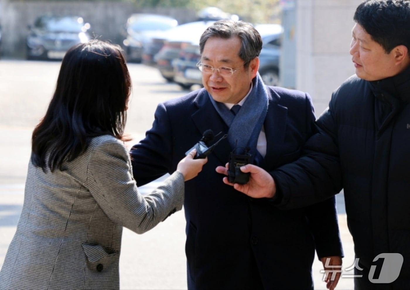 본문 이미지 - 이장호 전 군산대학교 총장이 12일 전주지법 군산지원에서 열리는 1심 선고 공판에 참석하기 위해 법원으로 들어서던 중 취재진들의 질문에 답하고 있다./뉴스1