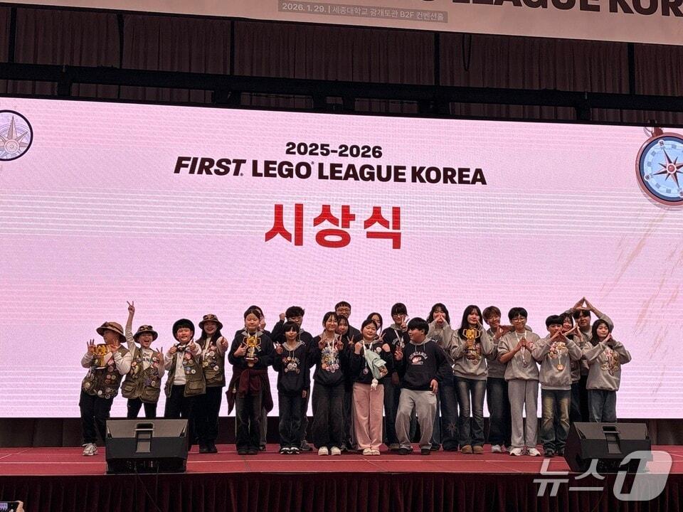 본문 이미지 - 불갑초 학생들이 시상식에서 기념사진을 찍고 있다.(전남도교육청 제공, 재판매 및 DB 금지)/뉴스1 