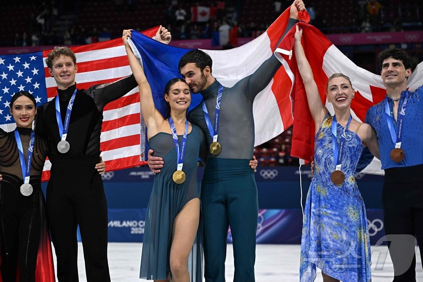 본문 이미지 - 왼쪽부터 차례로 은메달인 미국 조, 금메달인 프랑스 조, 동메달인 캐나다 조가 2026 밀라노·코르티나담페초 동계올림픽 피겨 아이스댄스 포디움에 서있는 모습. ⓒ AFP=뉴스1