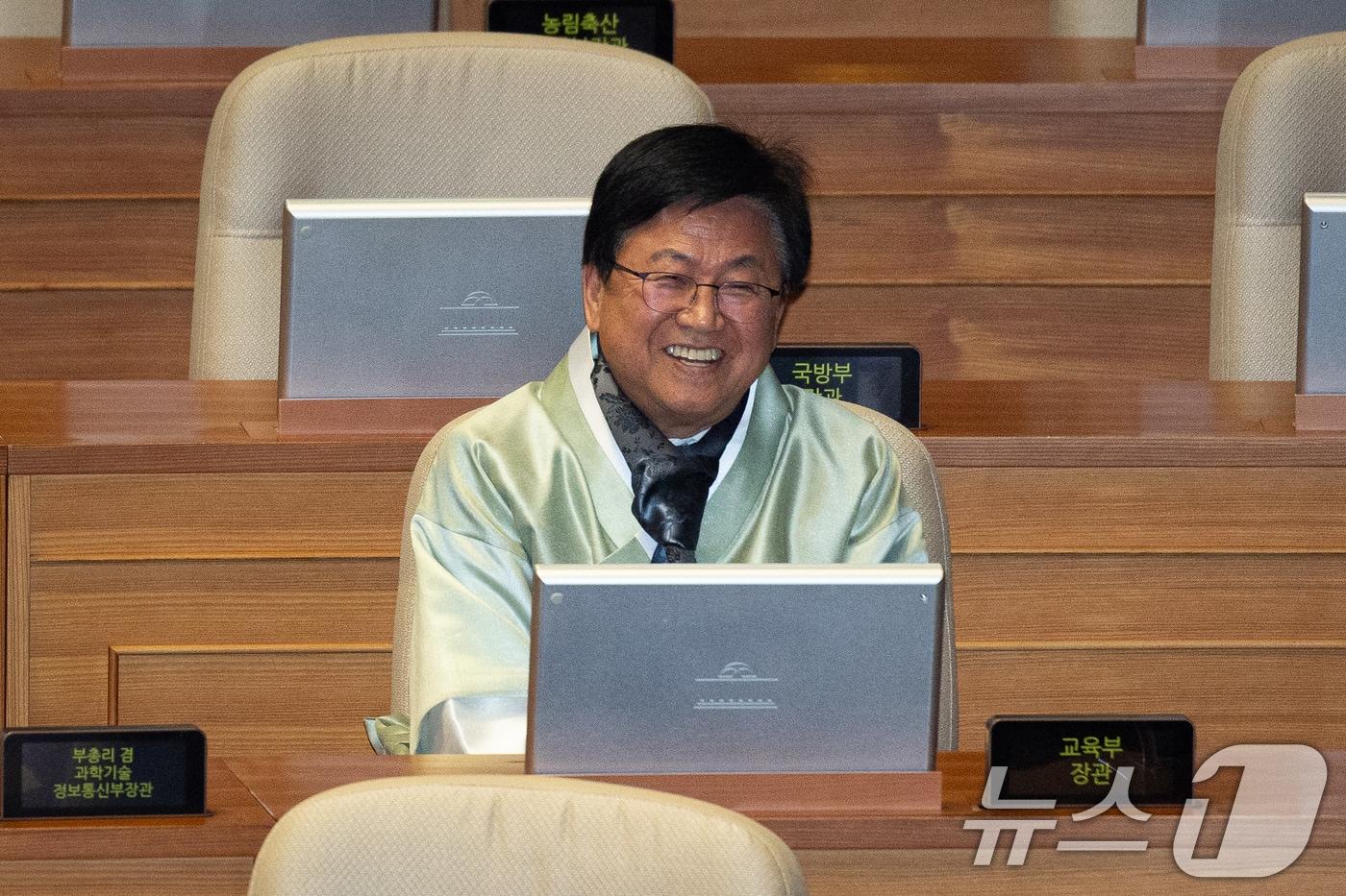 본문 이미지 - 최교진 교육부 장관이 12일 서울 여의도 국회에서 열린 제432회 국회(임시회) 제7차 본회의에 한복을 입고 출석해 자리하고 있다. 2026.2.12 ⓒ 뉴스1 유승관 기자