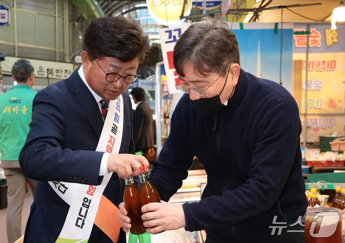 본문 이미지 - 최충규 대덕구청장(왼쪽)이 12일 중리전통시장에서 제수용품과 농·축·수산물을 구매하고 있다.(대덕구 제공. 재판매 및 DB금지)/뉴스1