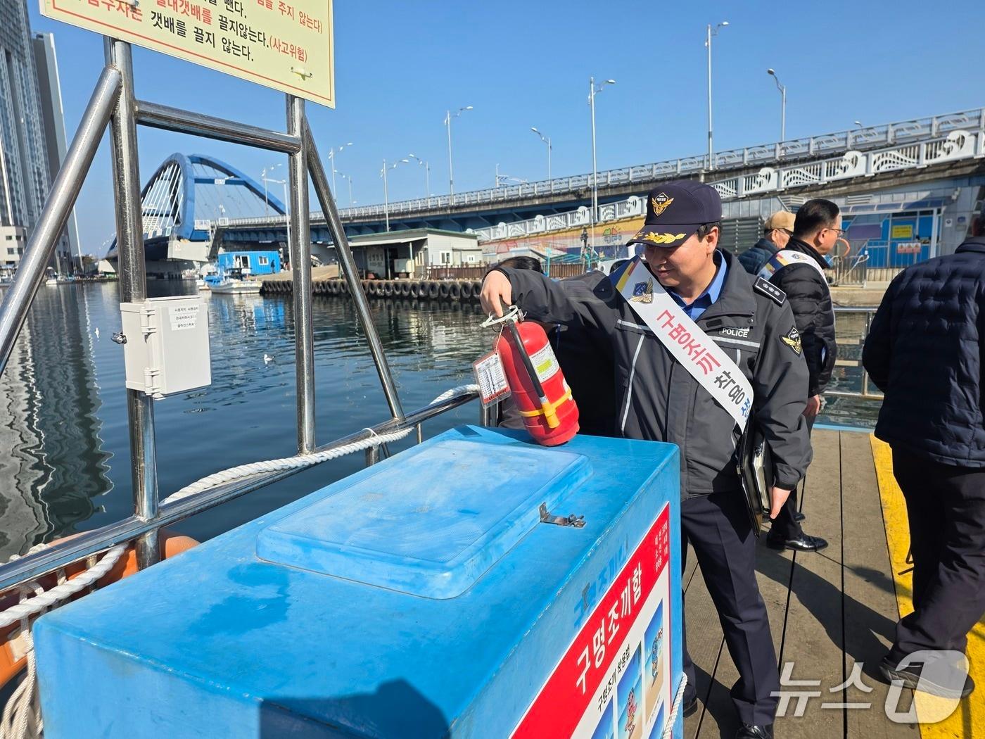 본문 이미지 - 12일 속초해경 다중이용선박 안전점검.(속초해경 제공, 재판매 및 DB 금지) 2026.2.12/뉴스1