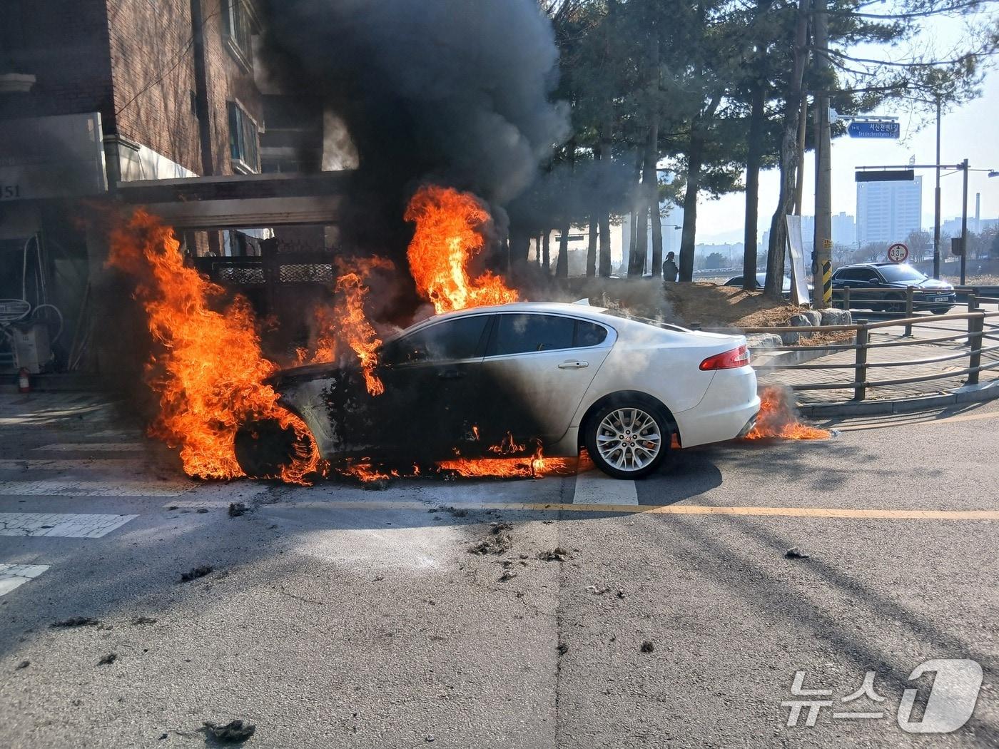 본문 이미지 - 12일 오후 2시 38분께 전북 전주시 완산구 서신동의 한 도로를 주행하던 승용차에 불이 났다.(전북소방본부 제공. 재판매 및 DB금지)