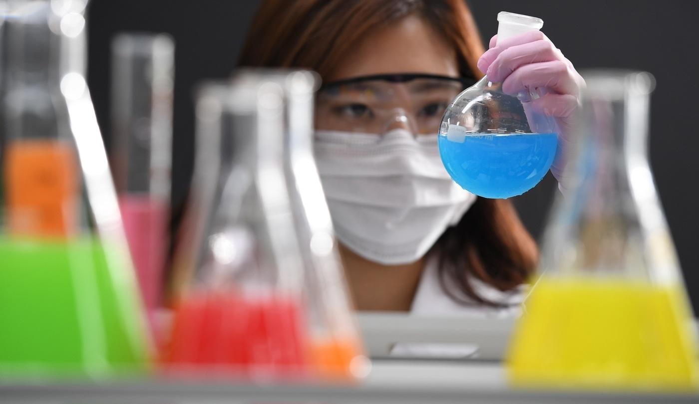 본문 이미지 - JW중외제약 연구원이 후보물질 전임상 연구를 하고 있다.(JW중외제약 제공)/뉴스1