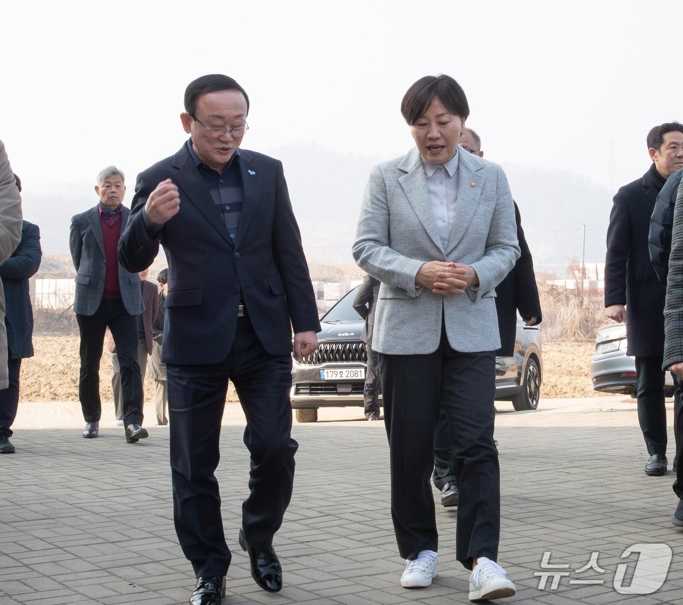 본문 이미지 - 11일 김덕현 연천군수가 송미령 농림축산식푸부 장관과의 현장 방문에서 이야기를 나누고 있다. (연천군 제공, 재판매 및 DB금지)