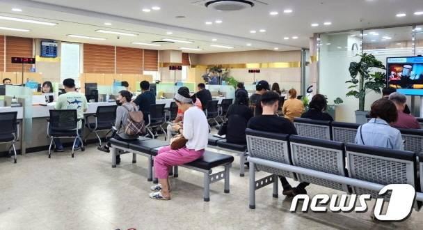 본문 이미지 - 전주시는 오는 26일부터 ‘2026년 전주 희망더드림 특례보증 지원 사업’을 개시한다. 사진은 지난 2023년 상담을 위해 전북은행을 방문한 시민들 모습./뉴스1