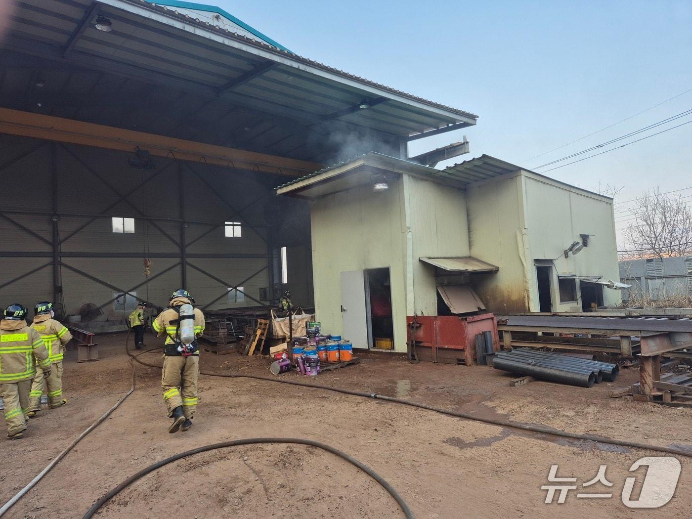 본문 이미지 - 공주 계룡면 금대리 공장 화재 현장. (공주소방서 제공, 재판매 및 DB금지) / 뉴스1 