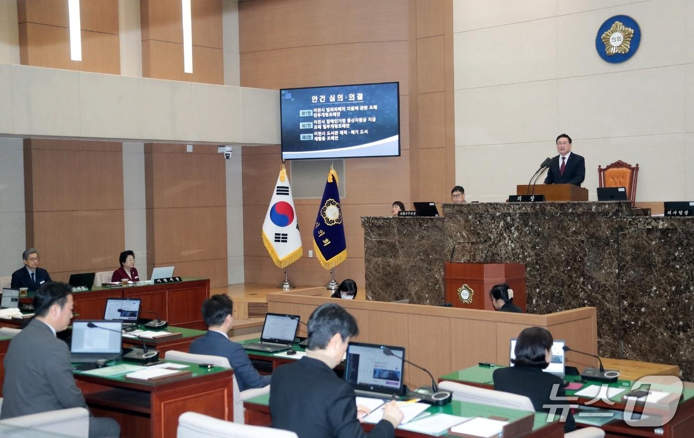 본문 이미지 - 12일 열린 이천시의회 제259회 임시회 제2차본회의 때 모습.(시의회 제공)