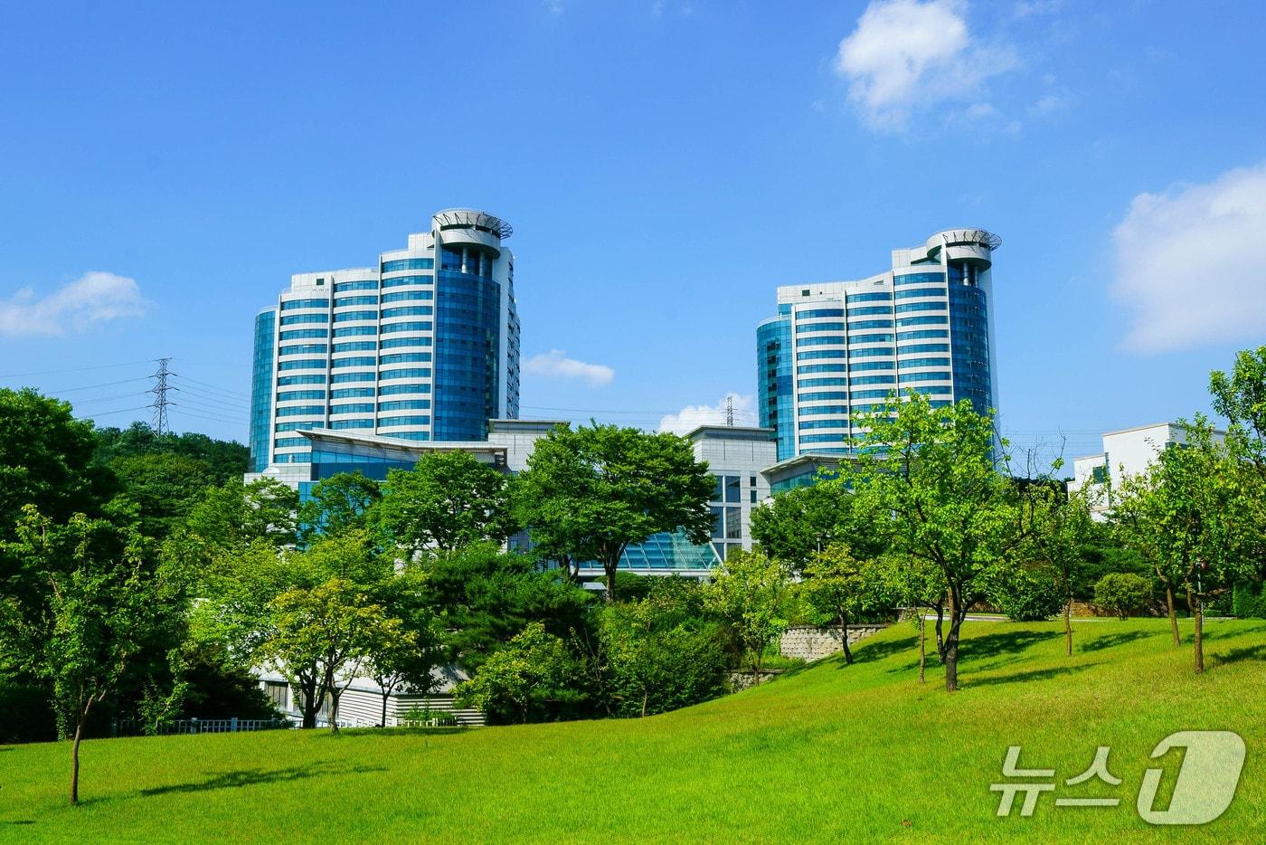 본문 이미지 - 13일 보험업계에 따르면 삼성생명이 100% 출자해 설립한 삼성노블라이프는 삼성생명공익재단이 25년간 운영해온 프리미엄 실버타운 '삼성노블카운티' 인수·통합을 최근 마무리하고 조직 개편을 단행하는 등 시니어 리빙·케어 사업 확장에 본격 돌입했다/사진제공=삼성생명