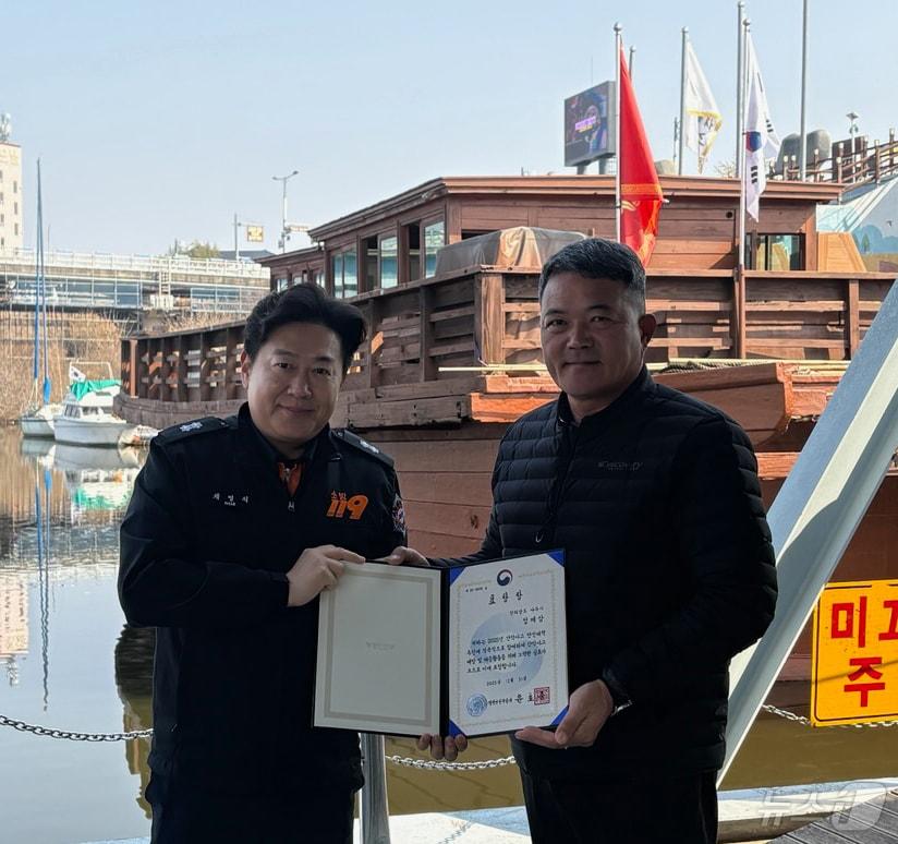 본문 이미지 - 신향식 나주소방서장(왼쪽)과 정재삼 나주 황포돛배 선장.