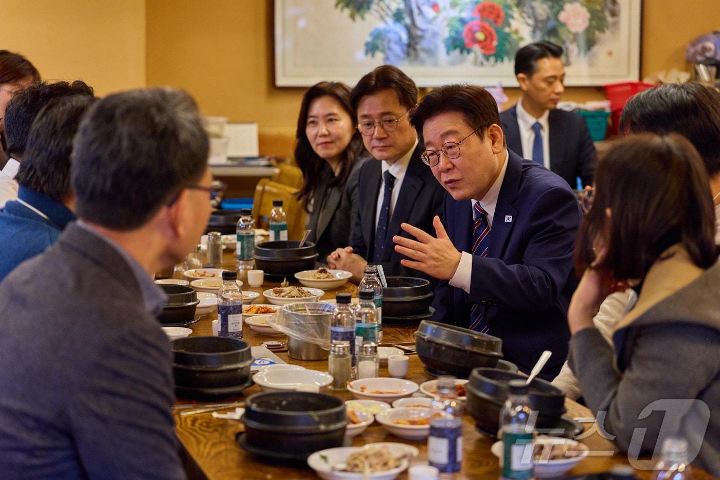 본문 이미지 - 이재명 대통령이 12일 청와대 인근 삼계탕집을 찾아 오찬을 갖고 있다. (청와대 제공. 재판매 및 DB 금지) 2026.2.12 ⓒ 뉴스1 이재명 기자