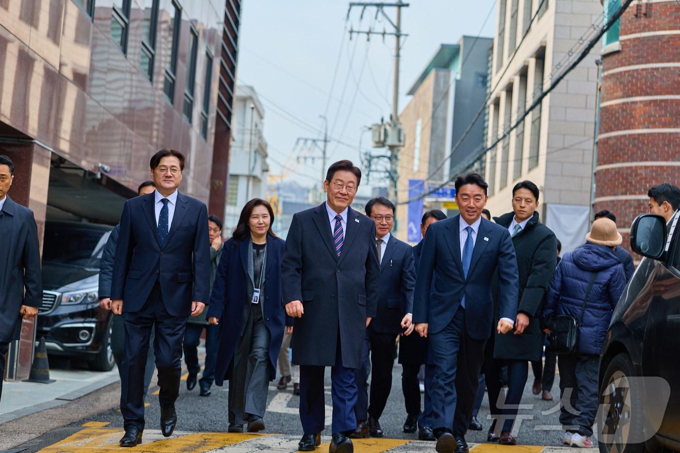 본문 이미지 - 이재명 대통령이 12일 청와대 인근에서 오찬을 갖기 위해 참모진들과 함께 길을 걷고 있다. (청와대 제공. 재판매 및 DB 금지) 2026.2.12 ⓒ 뉴스1 이재명 기자