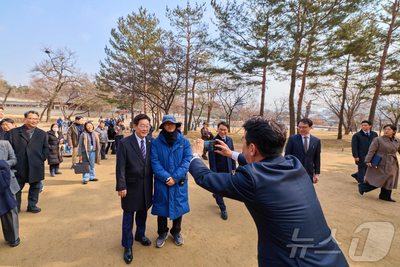 본문 이미지 - 이재명 대통령이 지난 12일 청와대 인근 삼계탕집에서 오찬을 한 후 경복궁을 찾아 직원과 기념촬영을 하고 있다. (청와대 제공. 재판매 및 DB 금지) 