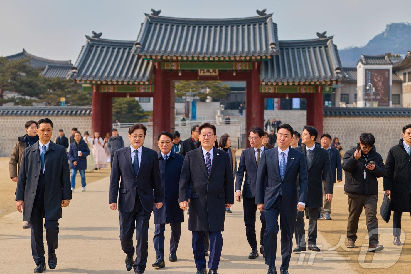 본문 이미지 - 이재명 대통령이 12일 청와대 인근 삼계탕집을 찾아 오찬을 마친 후 경복궁 산책을 하고 있다. (청와대 제공. 재판매 및 DB 금지) 2026.2.12 ⓒ 뉴스1 이재명 기자