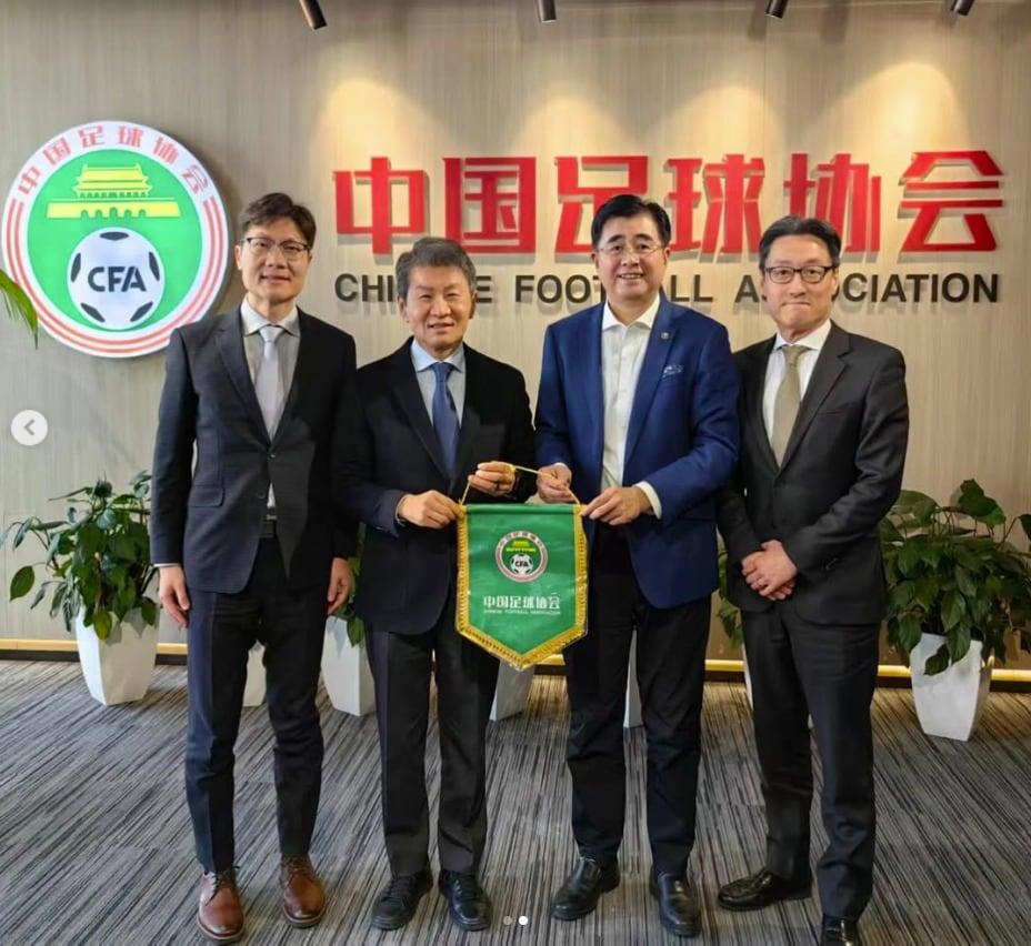 본문 이미지 - 정몽규 대한축구협회장(왼쪽에서 두 번째)이 쑹카이 중국축구협회장(세 번째)과 만났다. (정몽규 회장 인스타그램 캡처)