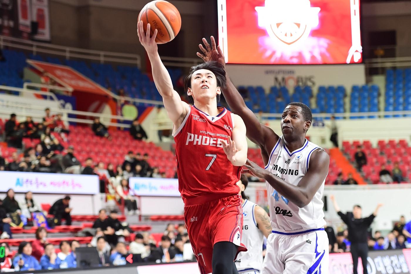 본문 이미지 - 울산 현대모비스 서명진이 12일 울산동천체육관에서 열린 서울 삼성과 홈경기에서 레이업 슛을 시도하고 있다. (KBL 제공)